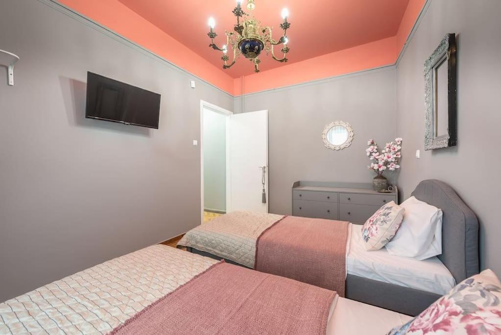 Apartamento Rest Sleep Repeat By Museum In A Modern Victorian Way Atenas Exterior foto